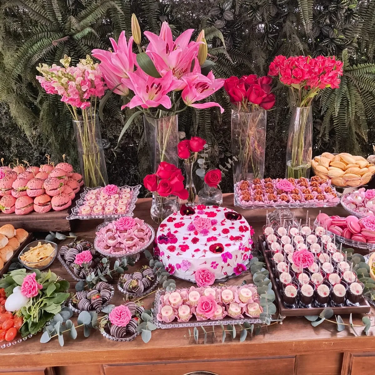 Buffet de doces artesanais com flores rosa evento Porto Alegre Griffe