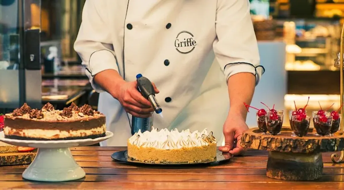 Confeiteiro preparando bolo artesanal Griffe Patisserie Porto Alegre