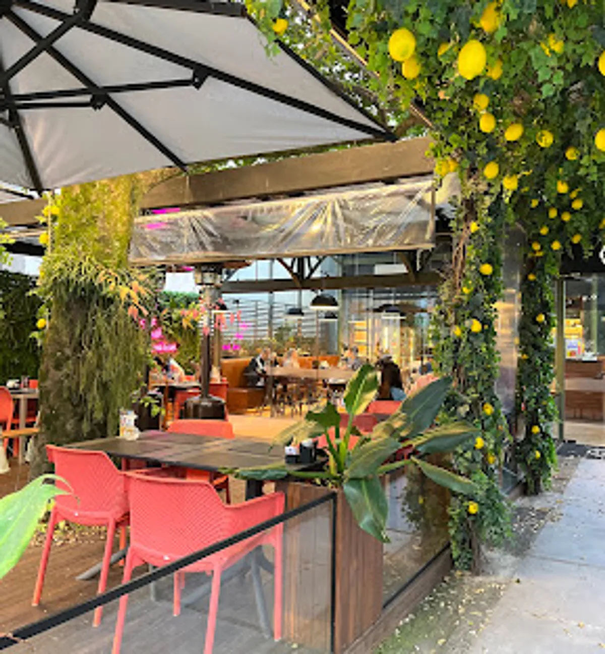 Deck externo da Griffe Patisserie em Porto Alegre