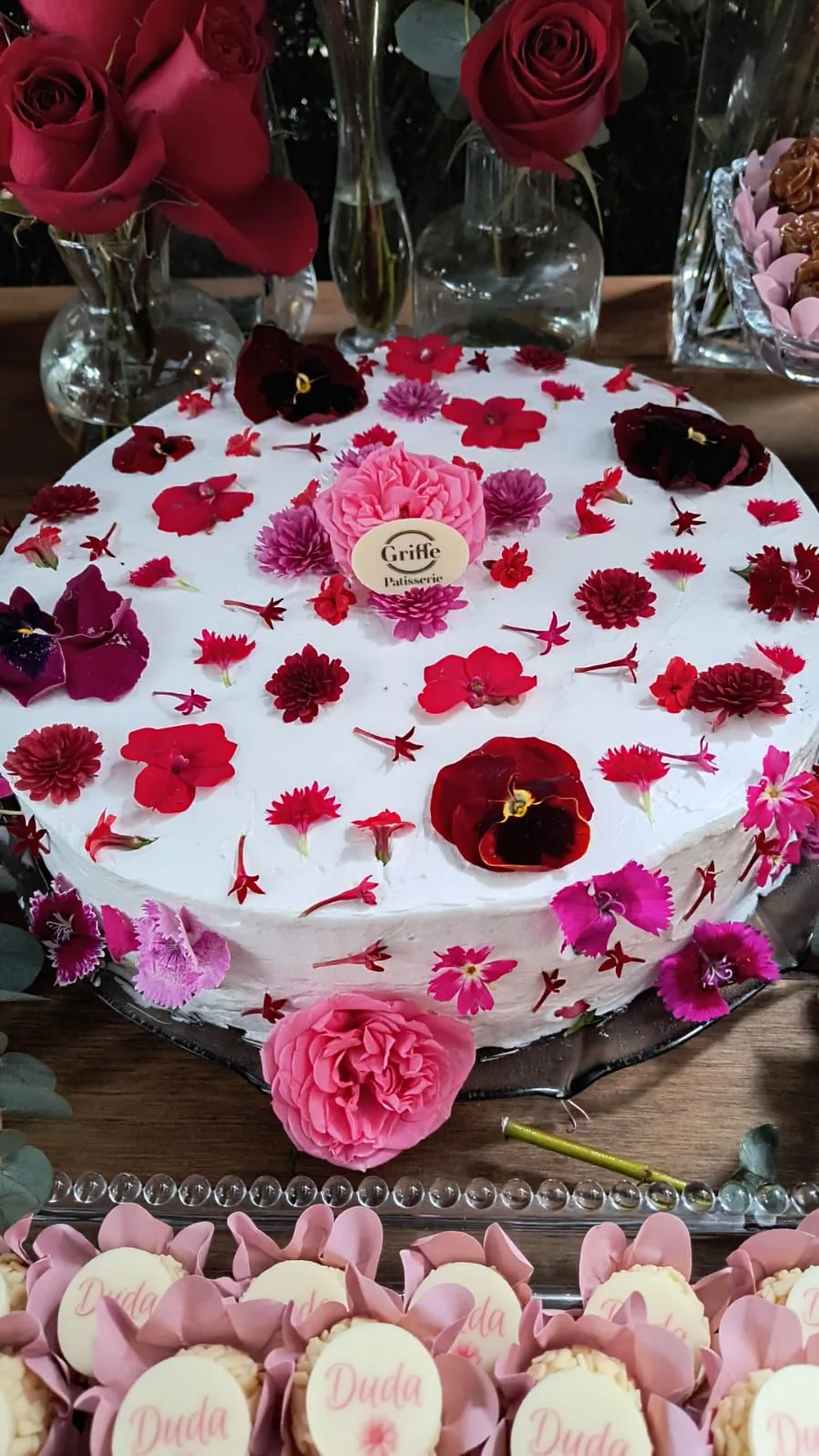 Torta com flores comestíveis Griffe Patisserie Porto Alegre