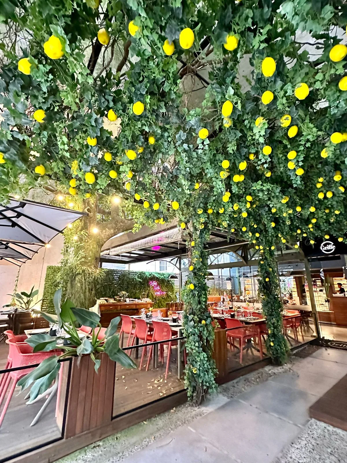 Deck da Griffe Patisserie Passo d'Areia decorado com limões