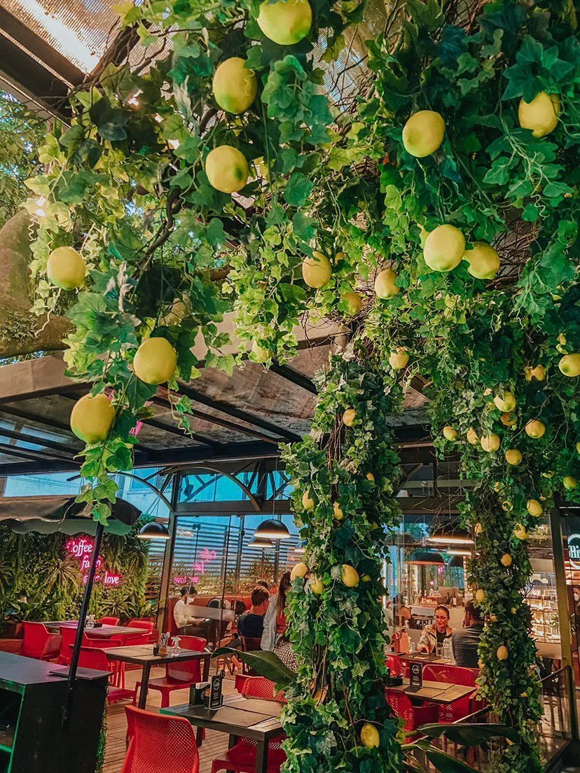Entrada arborizada da Griffe Patisserie Porto Alegre