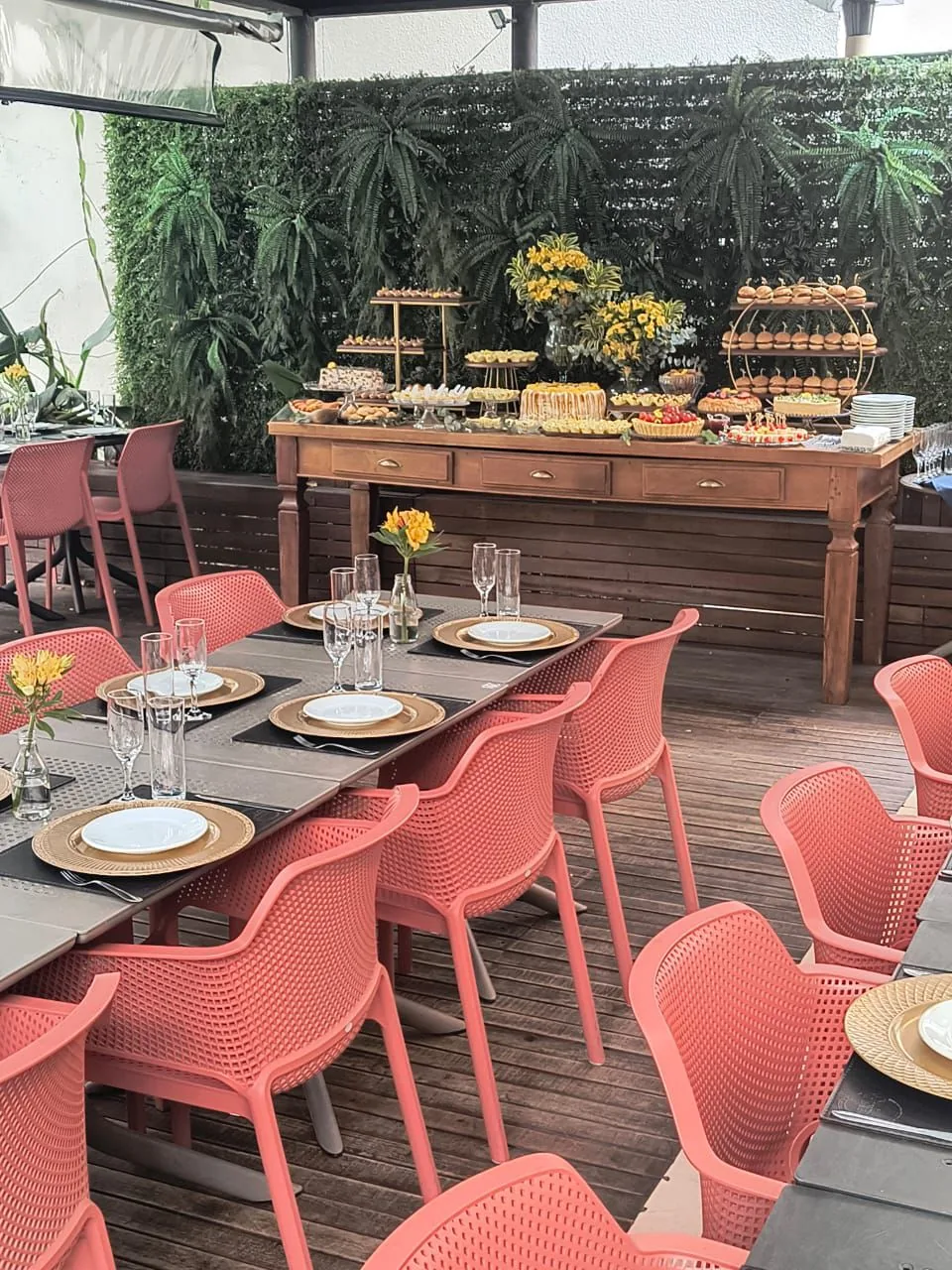 Interior da Griffe Patisserie tema amarelo Porto Alegre