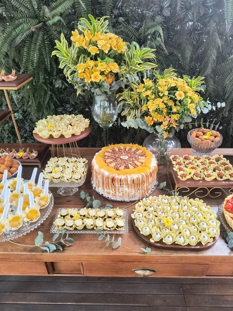 Buffet de doces tema amarelo evento Griffe Patisserie