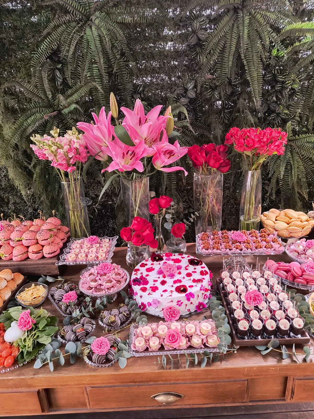 Buffet de doces tema rosa e vermelho evento Porto Alegre