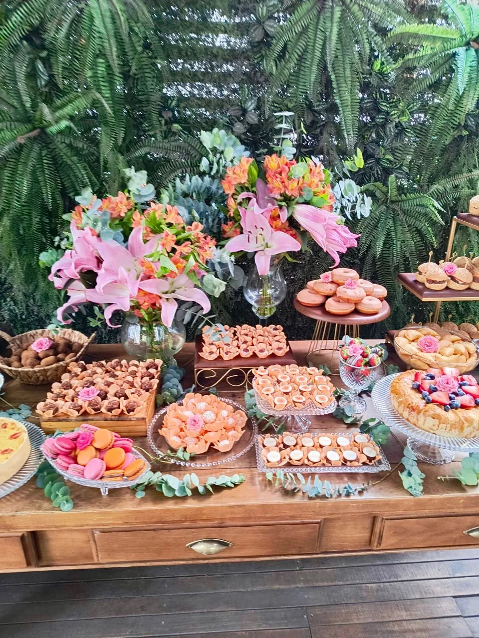 Mesa de doces e salgados decorada detalhe evento Griffe