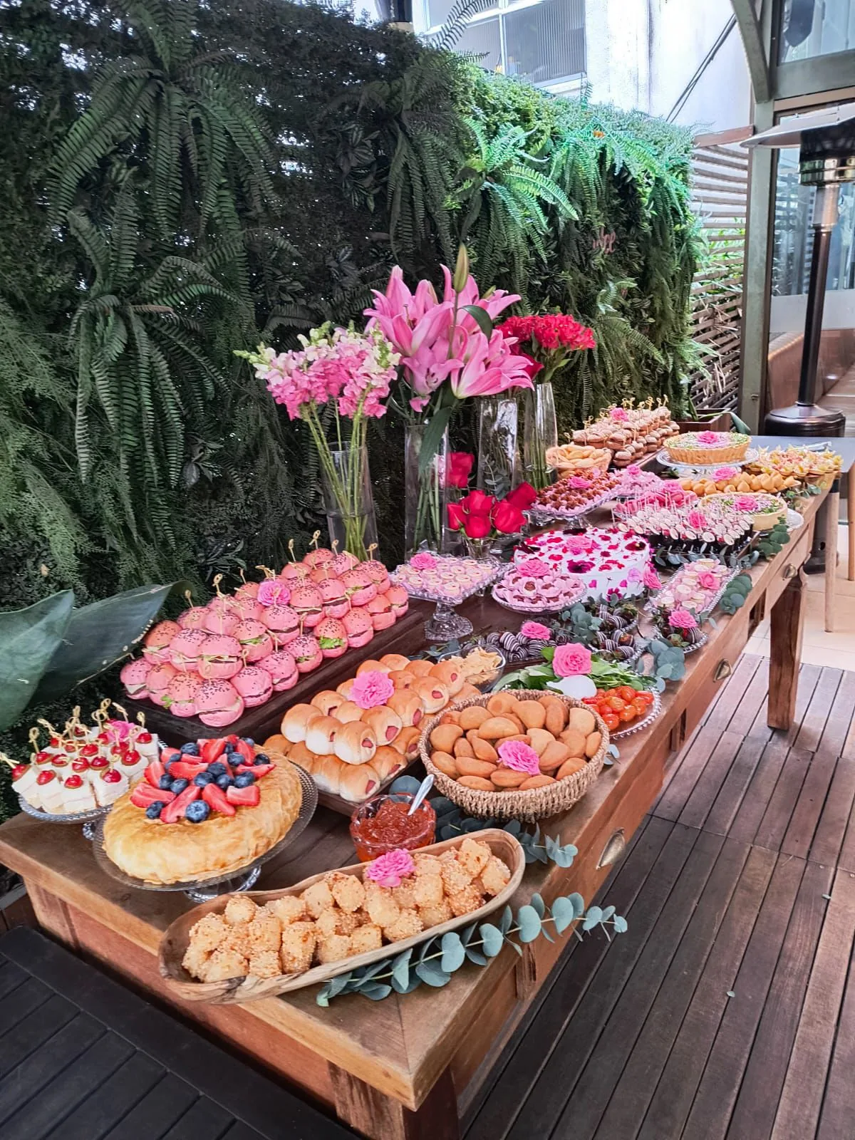 Mesa de doces e salgados completa evento Griffe Patisserie