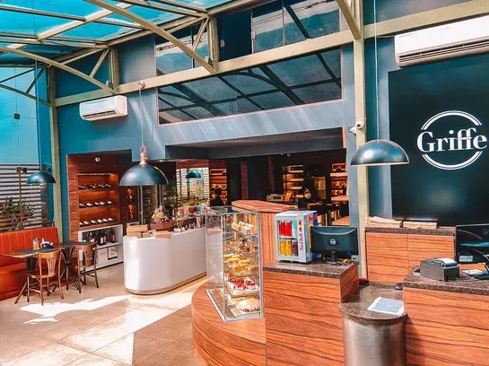 Interior acolhedor da Griffe Patisserie no Passo d'Areia, Porto Alegre