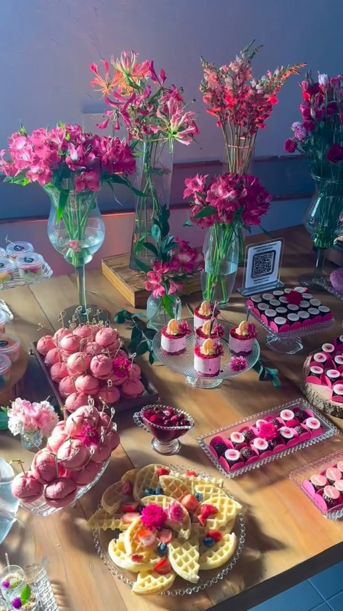 Mesa de doces com waffles macarons e flores evento Griffe Patisserie