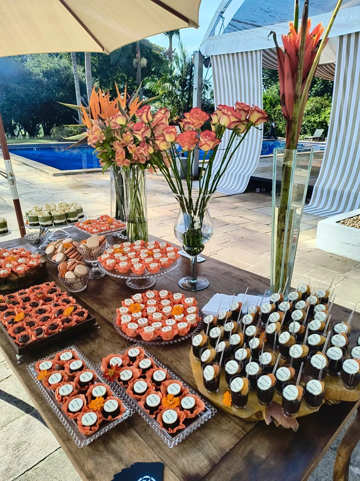 Mesa gourmet beira piscina evento Griffe Patisserie região