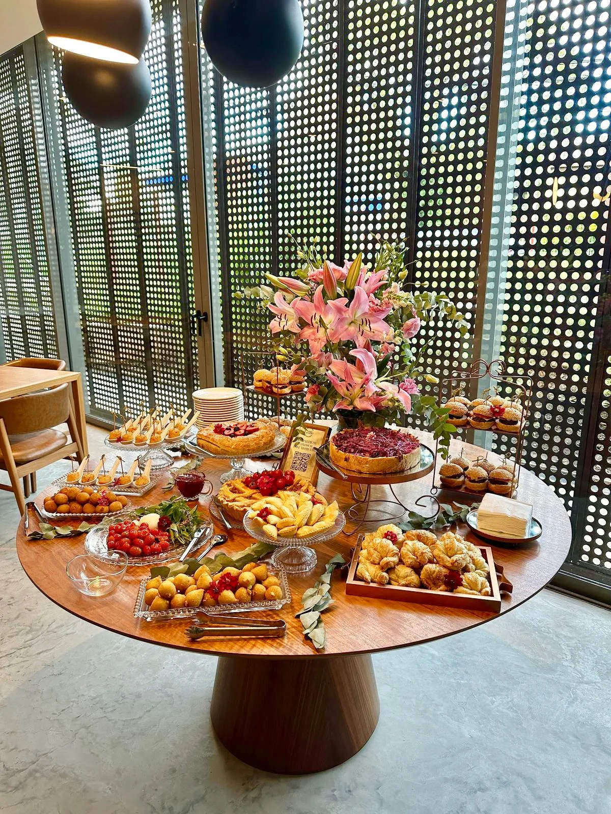 Mesa gourmet com lírios rosa Griffe Patisserie Porto Alegre