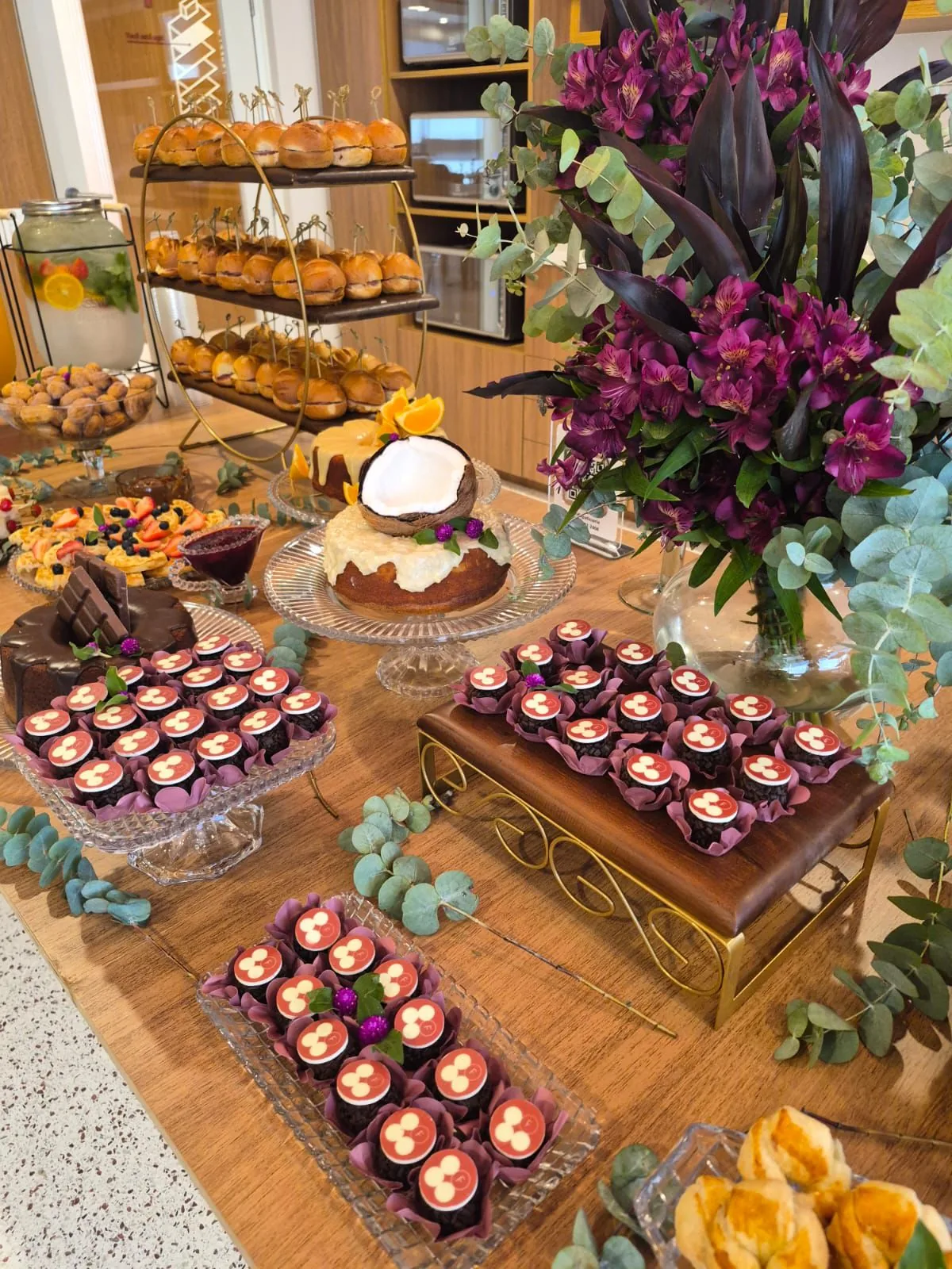 Mesa gourmet tema roxo Griffe Patisserie Porto Alegre