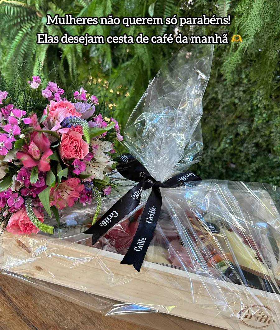 Cesta de café da manhã com flores e produtos artesanais Griffe Patisserie