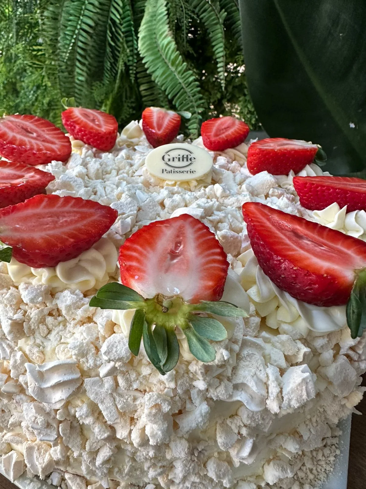 Torta de morango com suspiros encomenda artesanal Griffe Patisserie Porto Alegre