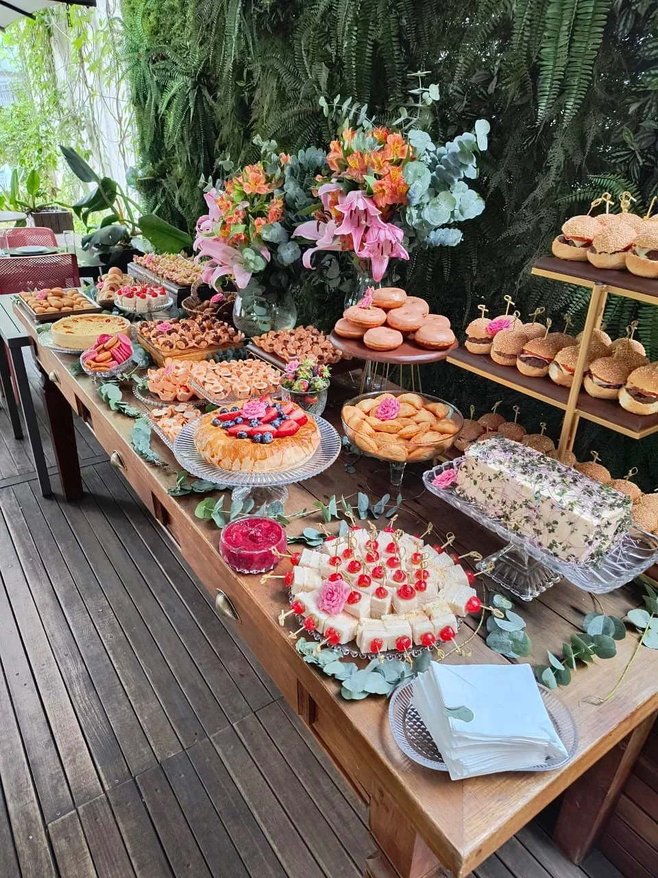 Mesa de aniversário completa no deck arborizado Griffe Patisserie Porto Alegre