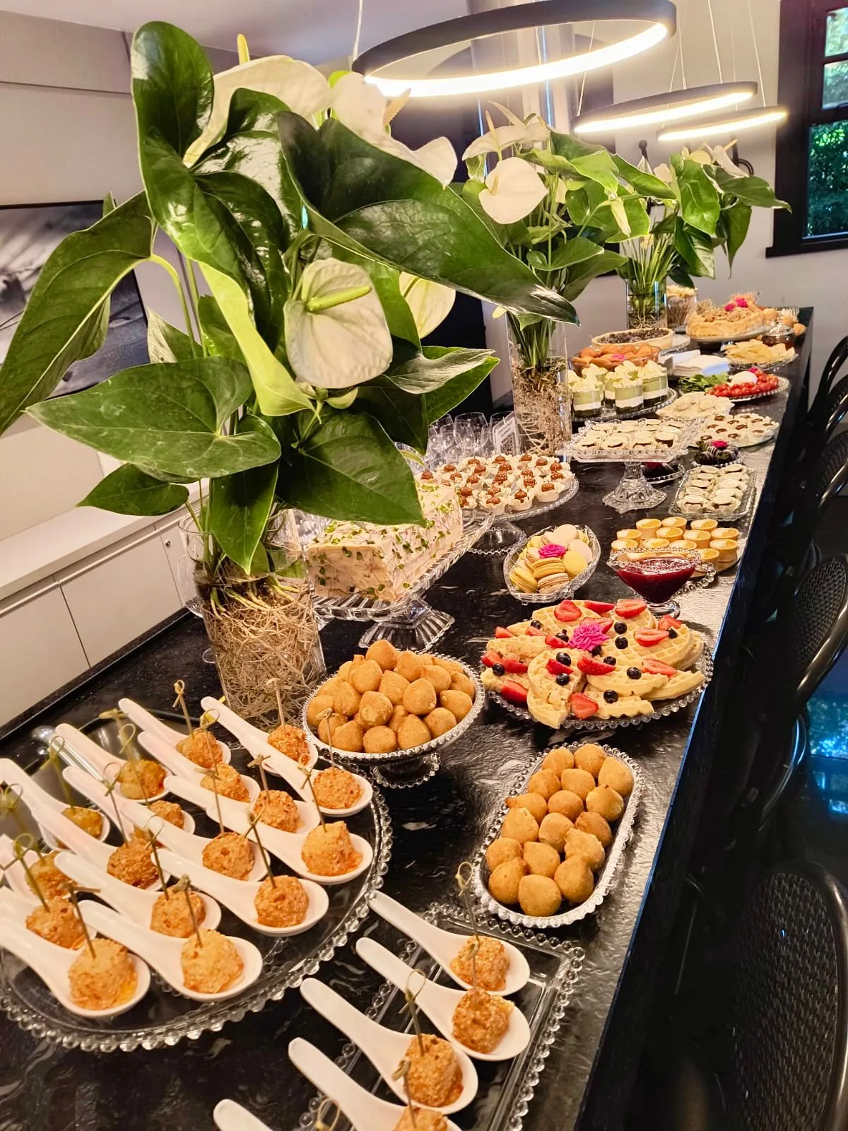 Mesa gourmet sofisticada com doces finos para evento em Torres Litoral Gaúcho Griffe Patisserie